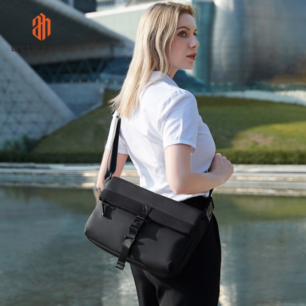 ARCTIC HUNTER τσάντα ώμου K00567 με θήκη tablet, 6L, μαύρη ARCTIC HUNTER τσάντα ώμου K00567 με θήκη tablet, 6L, μαύρη